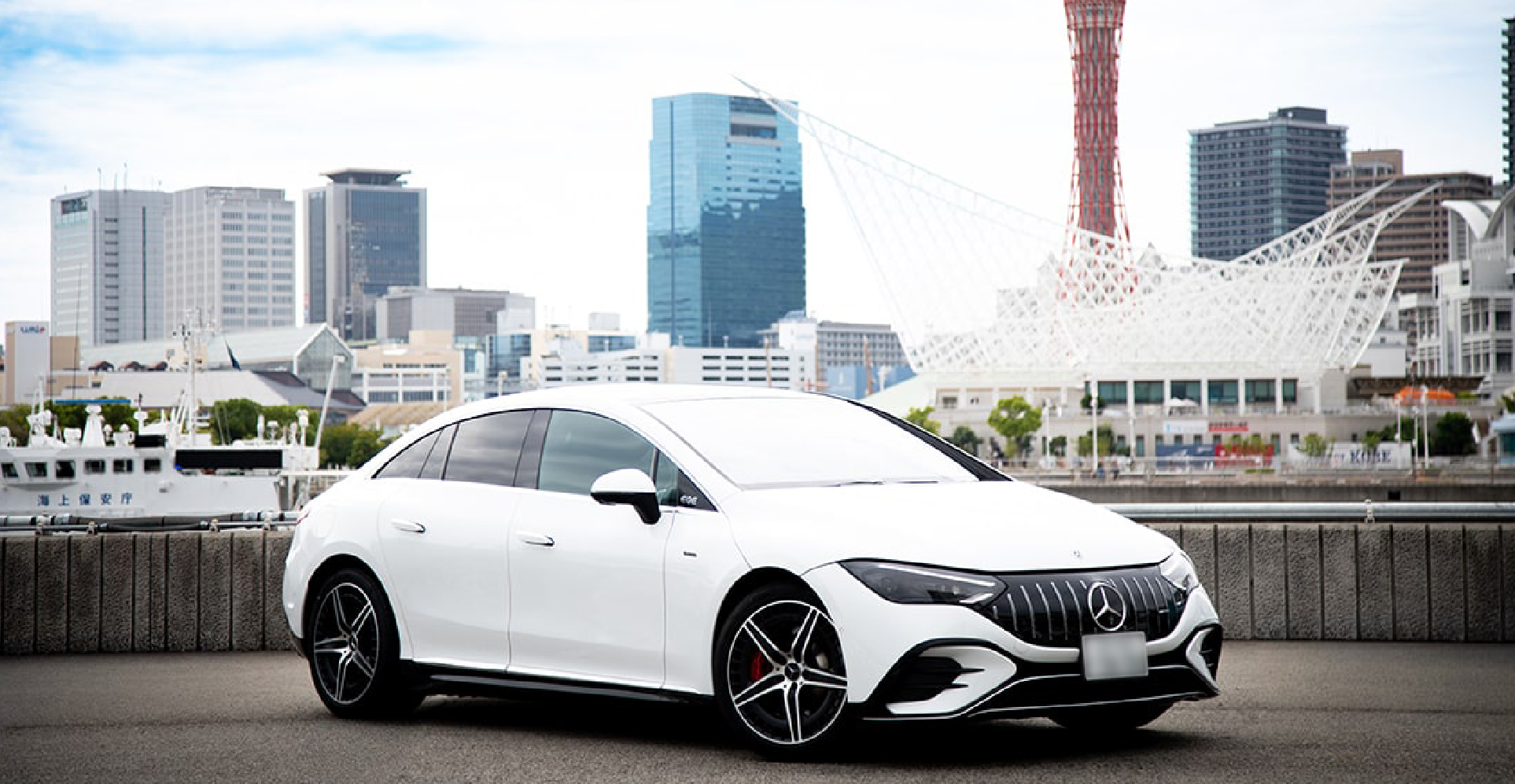 神戸の街並みを背景に停車するメルセデス・ベンツ