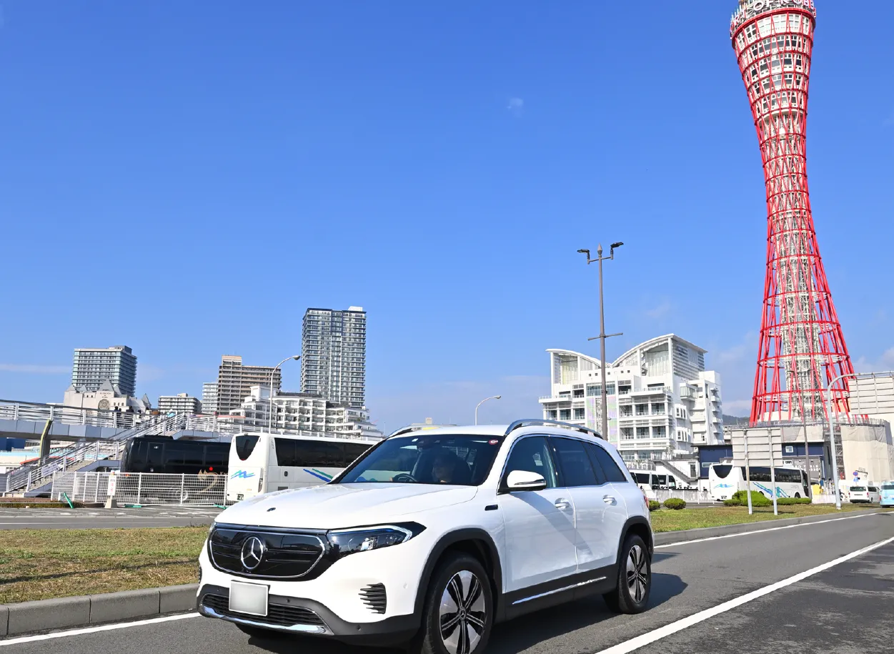 神戸の街並みを背景に停車するメルセデス・ベンツ