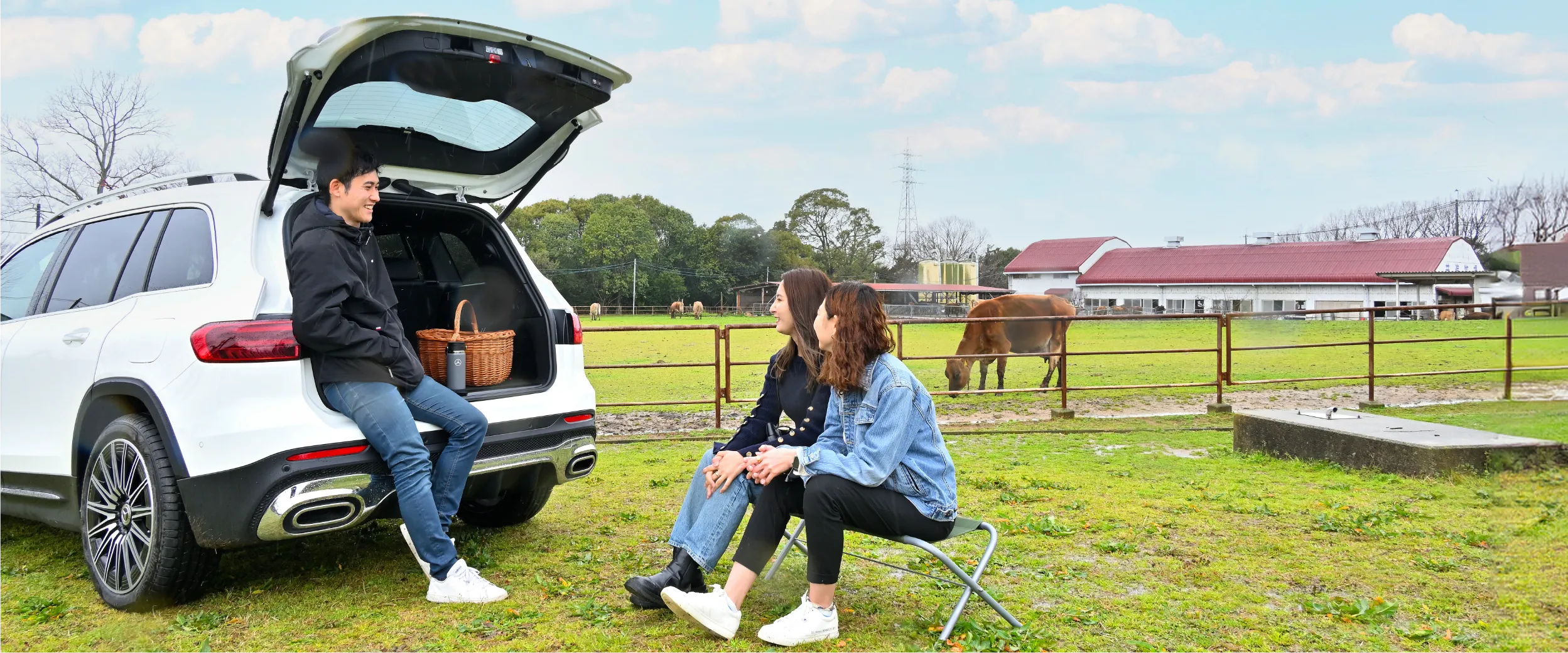 海沿いを走行するメルセデス・ベンツ
