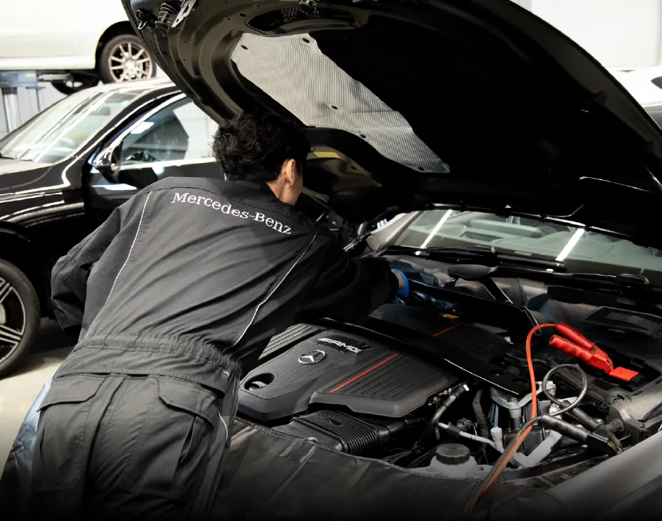 整備中のスタッフ