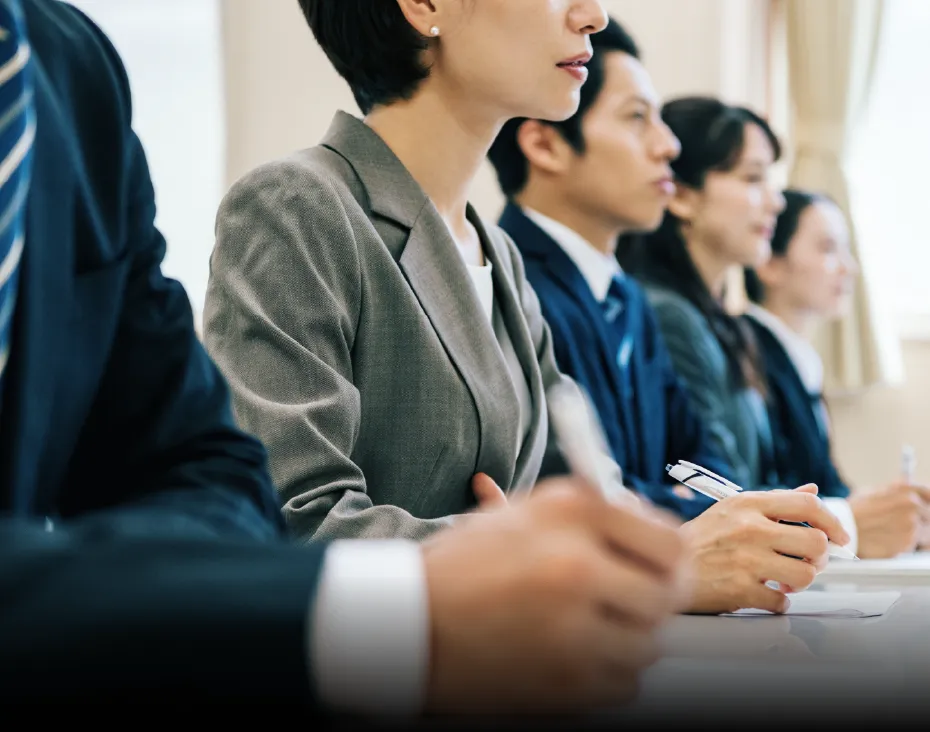 会議中のスタッフ